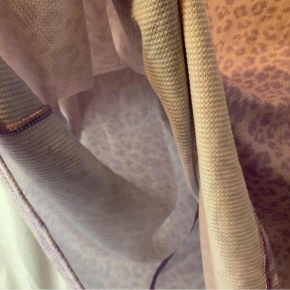 Heimish Women’s Short Sleeve V-Neck Lilac Leopard Print Size Large - Picture 7 of 14